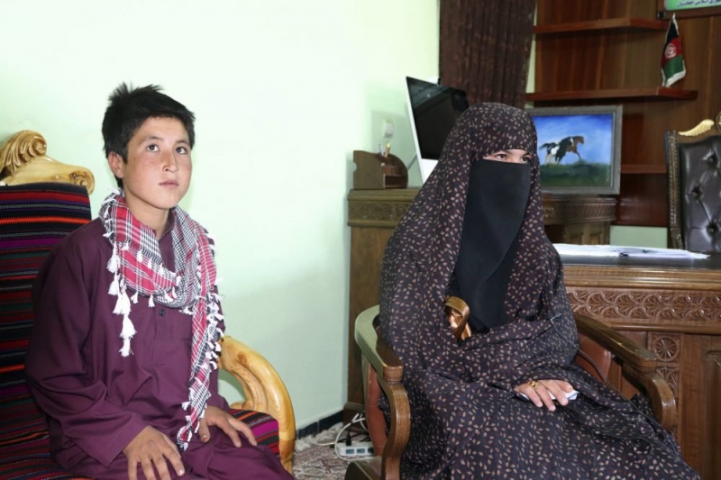 قمر گل ، 16 ساله  و برادرش حبیب الله 12 ساله